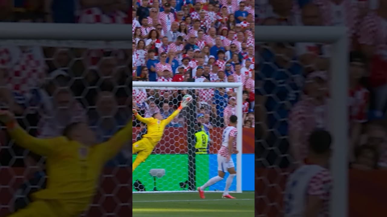 Super save from Livakovic for Croatia! 🧤🇭🇷#FIFAWorldCupOnYT