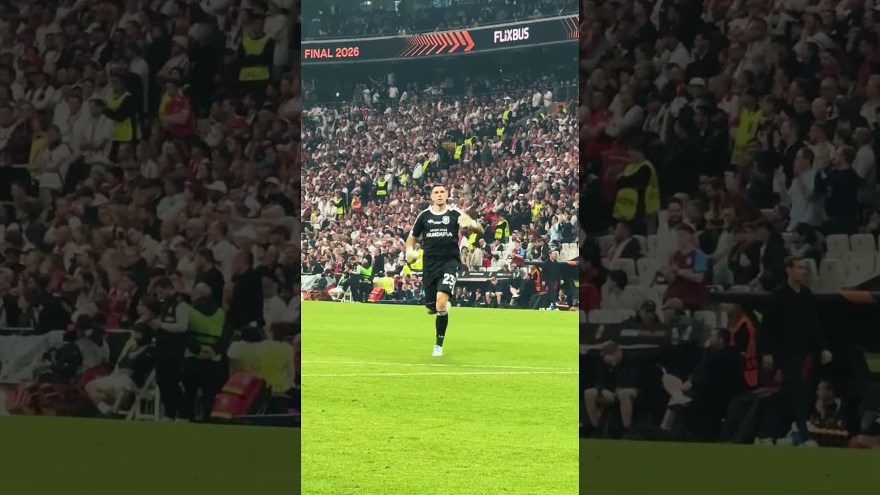 Emi Martínez appreciating the set-piece plan being executed 🏃