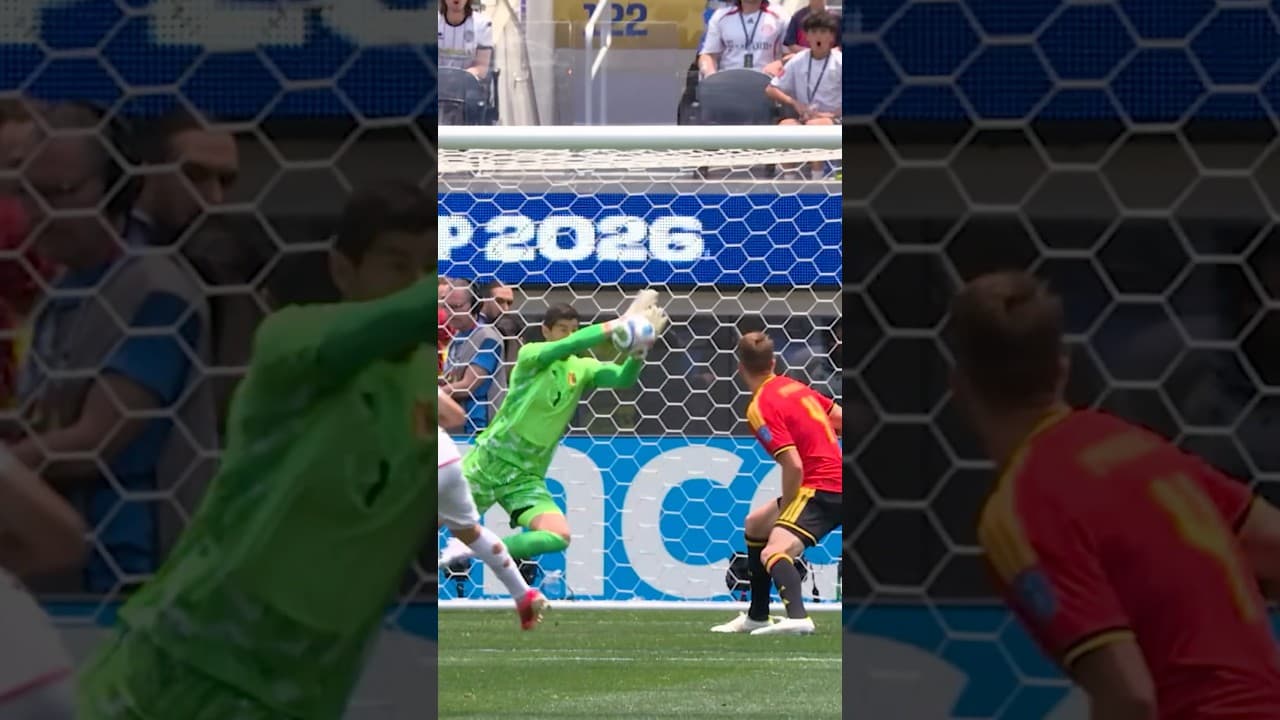 Courtois denies IR Iran 🇧🇪🧤 #FIFAWorldCupOnYT #shorts #courtois